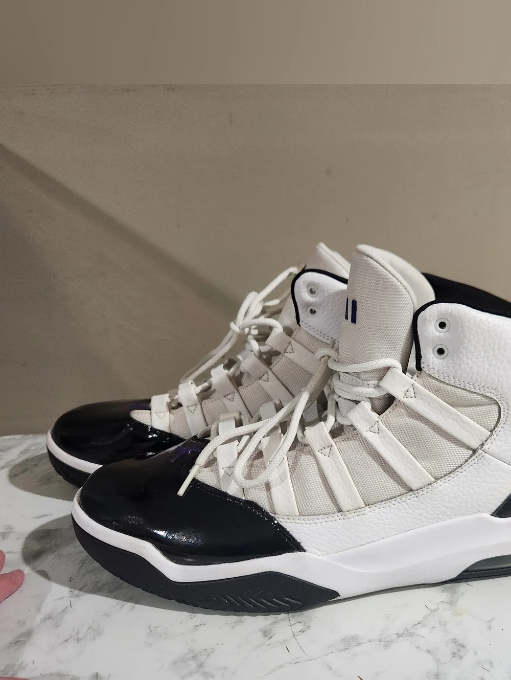 Size 13M Jordan Max Aura 'Concord' White Dark Concord Black AQ9084-121 Preowned